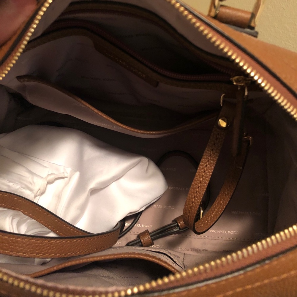 Michael Kors Purse. - Picture 3 of 4